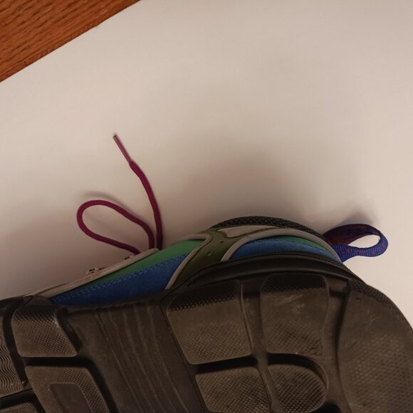 Athletic_Shoes